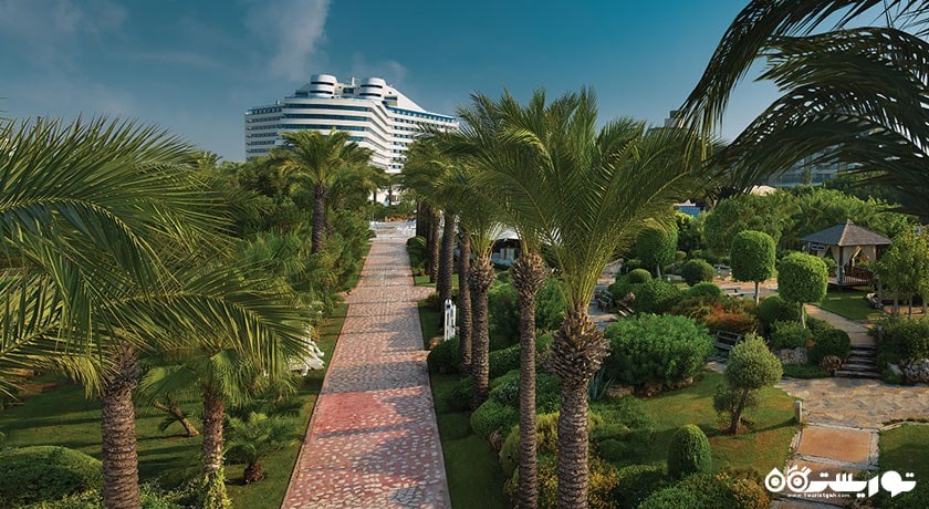 محوطه فضای سبز و ساختمان هتل